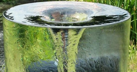 Le bain à remous de la fontaine pour la datcha de saison