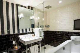 Modernus vonios kambarys su juodai baltu interjeru