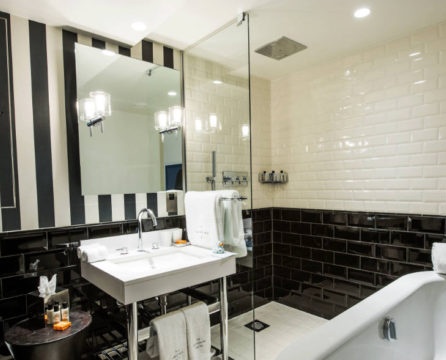 Moderna vannas istaba ar melnbaltu interjeru