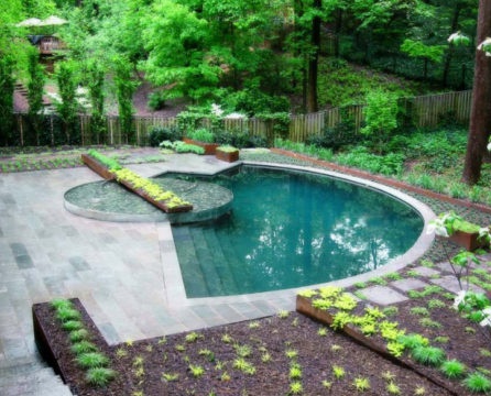 Piscine dans un chalet d'été moderne