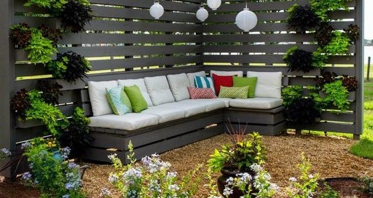 Doğaçlama malzemelerden bahçe mobilyalarının estetiği