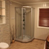 Cabina de ducha en un interior moderno.