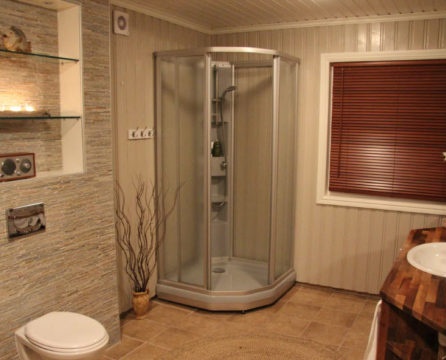 תא מקלחת בפנים מודרניים