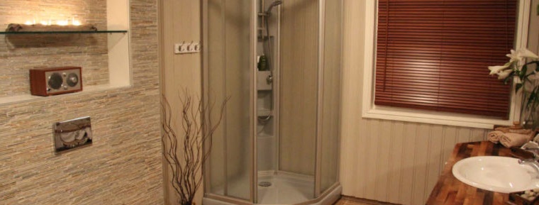 Cabina de ducha en un interior moderno.