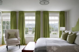 Gröna gardiner i en modern interiör