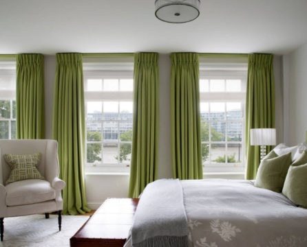 Grønne gardiner i et moderne interiør