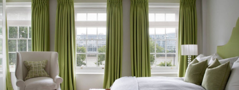 Grønne gardiner i et moderne interiør