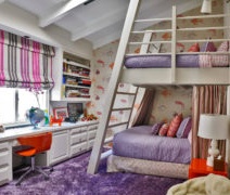 سرير بطابقين في داخل غرفة الأطفال