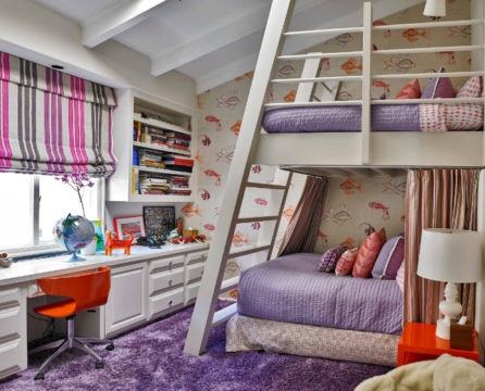 سرير بطابقين في داخل غرفة الأطفال