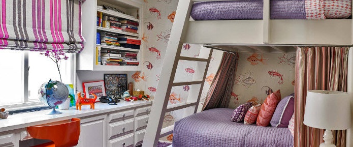 Łóżko piętrowe we wnętrzu pokoju dziecięcego