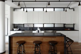 Intérieur noir et blanc d'une cuisine moderne