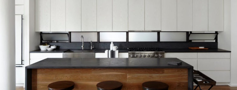 Sort og hvidt interiør i et moderne køkken