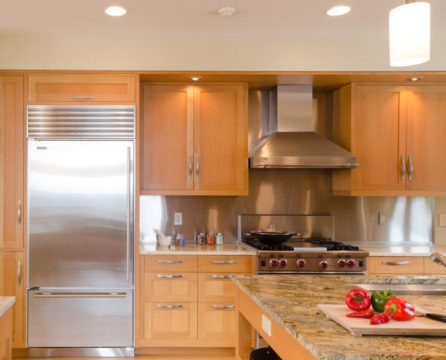 Kjøleskap i design av et moderne kjøkken