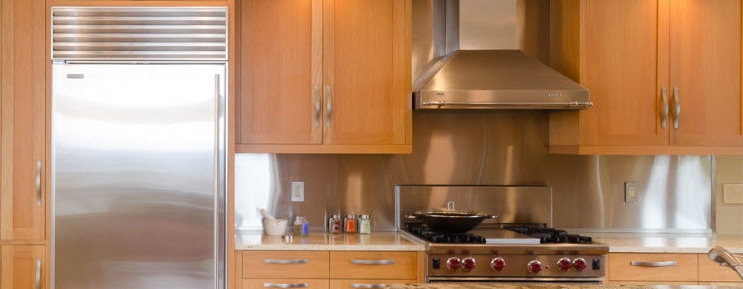 Kjøleskap i design av et moderne kjøkken