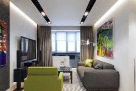 vitt vardagsrum med en stor grå soffa