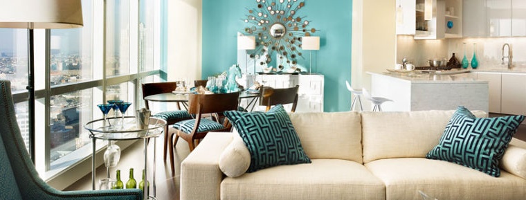 béžový a modrý obývací pokoj