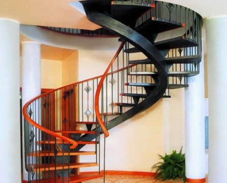 spiralne schody metalowe