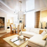 obývací pokoj s bílou rohovou pohovkou