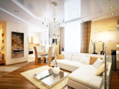 Wohnzimmer mit weißem Ecksofa