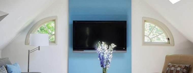 TV na kontrastnom zidu