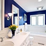 finition salle de bain bleu et blanc