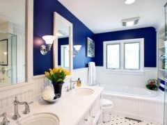 kék és fehér fürdőszoba kivitelben