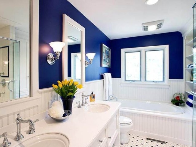 blå og hvid badeværelse finish