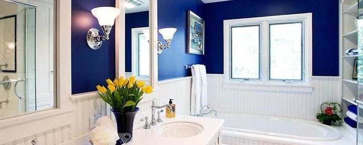 blauwe en witte badkamerafwerking