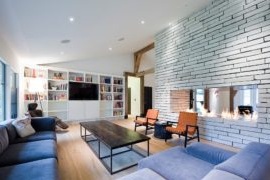 prostorný obývací pokoj s krbem