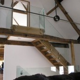 Escalera de madera al segundo piso.