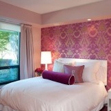 Papel tapiz morado en el dormitorio