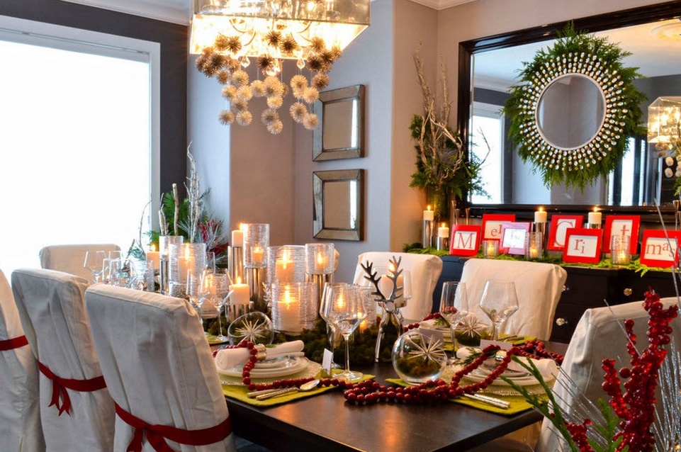 Χριστουγεννιάτικο τραπέζι με καρέκλες σε λευκές καλύψεις