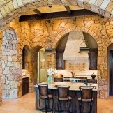 Akmens sienas virtuvē