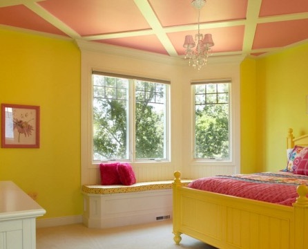 Lys gul på veggene og taket i barnehagen