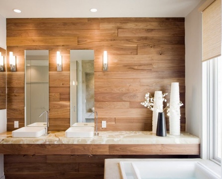 Panneau en bois sur lavabos dans la salle de bain