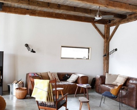 Dřevěný strop v obývacím pokoji