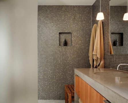 Mosaico cinza no banheiro