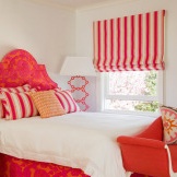 Camera da letto arancione soleggiata per una ragazza
