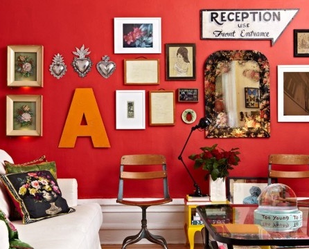Czerwona ściana w salonie