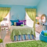 Una brillante combinazione di verde e blu nella stanza dei bambini