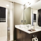 Kylpyhuone kontrastisilla huonekaluilla