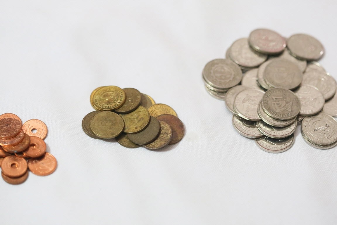 Νομίσματα σε τρεις σωρούς