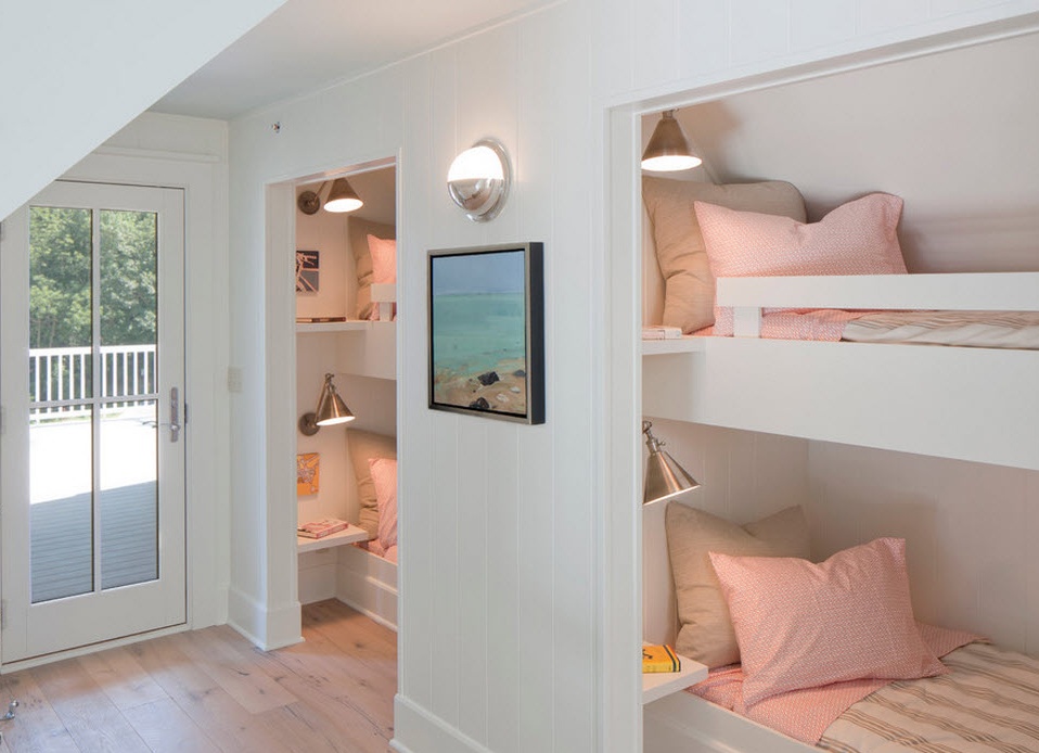 Ružičasti jastuci na dva kreveta na kat