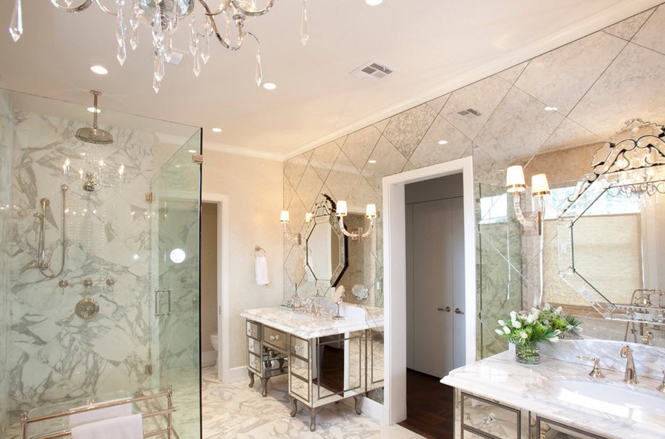 Mur de carreaux de miroir dans la salle de bain