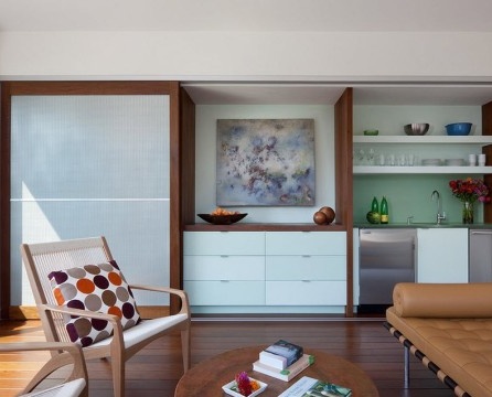 Dzīvojamās istabas mēbeles ir nepretenciozas konstruktīvi, lielākoties ir integrēts modelis