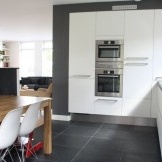 Μαύρο πάτωμα με πλακάκια στην κουζίνα