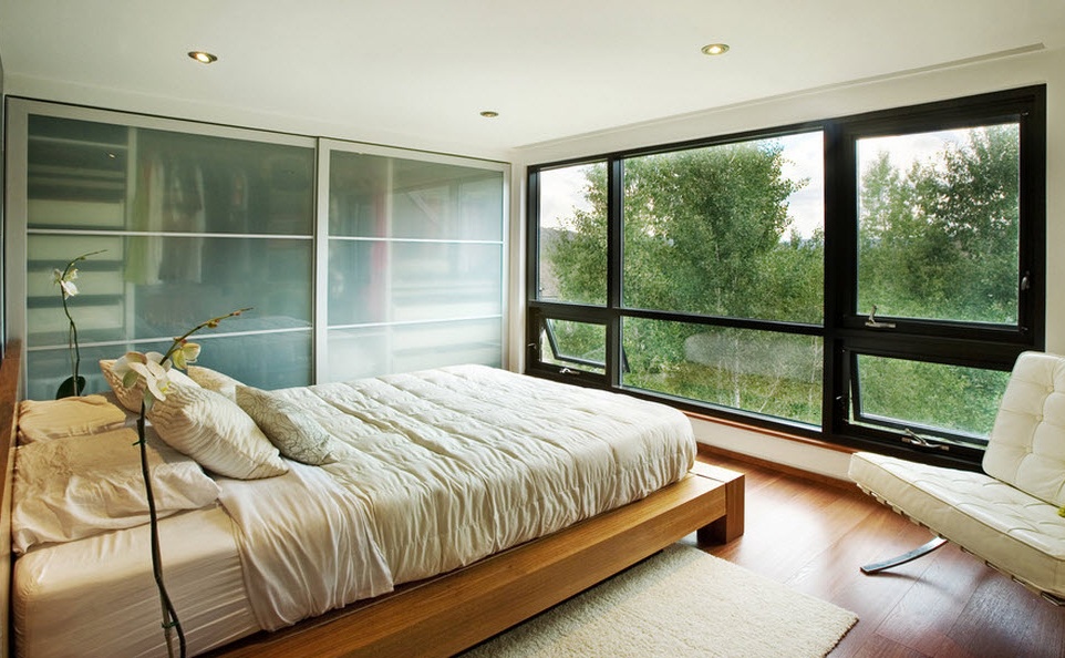 חדר שינה עם חלונות פנורמיים