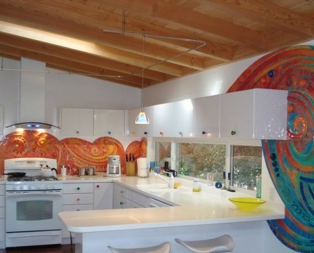 Färgglad mosaik i köket