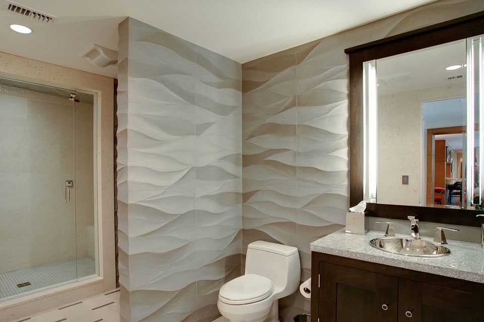 Bir banyoda hacimsel figürlü paneller