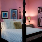 Svart farge på det rosa soverommet